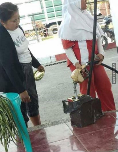 Wadah Nyeleneh Yang Digunakan Untuk Mengisi Bensin